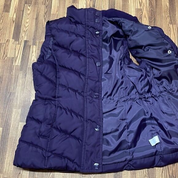 Gap woman’s dark purple puffer vest. Size XS. - Picture 4 of 8